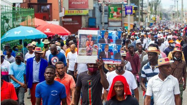 Personal médico y habitantes participan en una protesta el domingo en Puerto Príncipe