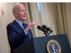 Biden celebra el nuevo plan de estí­mulo: Es un un 