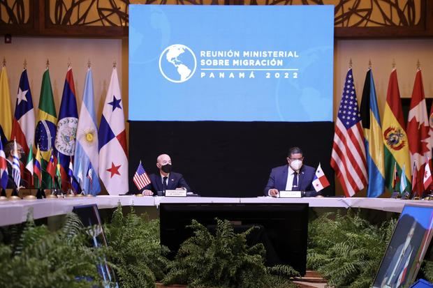 Fotografía cedida por la Embajada de EE.UU. en Panamá que muestra al secretario de Seguridad Nacional de Estados Unidos, Alejandro Mayorkas (i), y al ministro de Seguridad Pública de Panamá, Juan Manuel Pino (d).