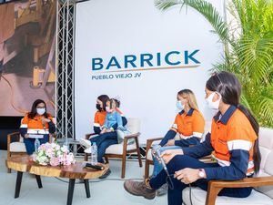 En el panel participación femenina en Barrick Pueblo Viejo.