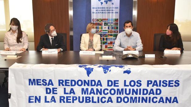 Angie Martínez, embajadora dominicana en Jamaica; Fernando González Nicolás, presidente de la Mesa Redonda de los Países de la Mancomunidad; Christine Laberge, embajadora de Canadá; Roberto Herrera, vicepresidente de la Mesa Redonda de los Países de la Mancomunidad; y Waleska Rivera, agregada comercial de la embajada de Canadá.
