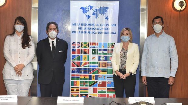 Angie Martínez, embajadora dominicana en Jamaica; Fernando González Nicolás, presidente de la Mesa Redonda de los Países de la Mancomunidad; Christine Laberge, embajadora de Canadá; y Roberto Herrera, vicepresidente de la Mesa Redonda de los Países de la Mancomunidad.