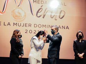 Chef Tita Medalla al mérito a la mujer dominicana