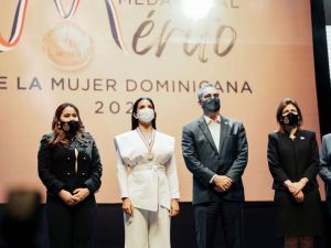 Chef Tita Medalla al mérito a la mujer dominicana