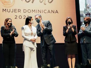 Chef Tita Medalla al mérito a la mujer dominicana