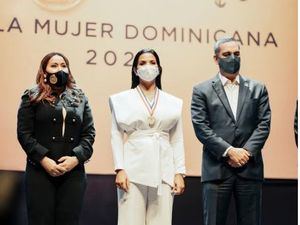 Chef Tita Medalla al mérito a la mujer dominicana