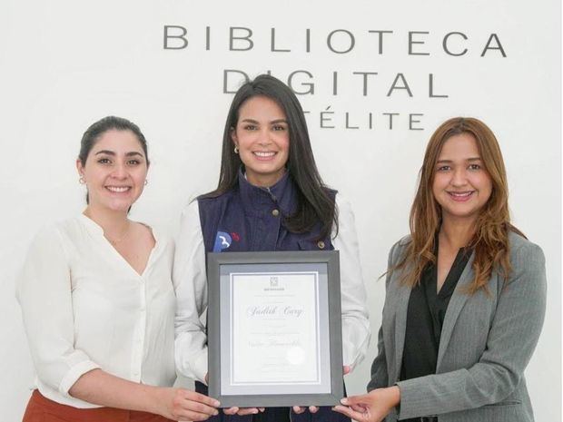 Judith Cury recibe la distinción de “Visita Honorable” de la Alcaldía de San Salvador.