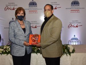 La ministra de Cultura, Carmen Heredia, junto a los familiares de Ramón Oviedo en el acto de reapertura de la Galería de Arte. 