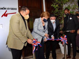 La ministra de Cultura, Carmen Heredia, encabeza el acto de corte de cinta, junto al viceministro, Gamal Michelén y el hijo de Ramón Oviedo, Omar Oviedo.