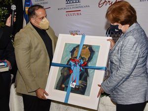 La familia Oviedo obsequió  una obra de arte a la ministra de Cultura, Carmen Heredia, durante el acto de reapertura de la Sala Oviedo. 