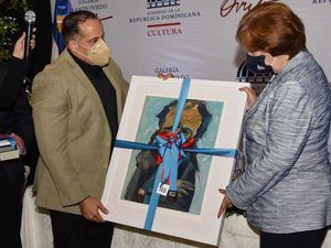 La familia Oviedo obsequió  una obra de arte a la ministra de Cultura, Carmen Heredia, durante el acto de reapertura de la Sala Oviedo. 