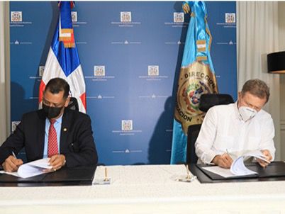 Director General de Migración, Enrique García junto al canciller Roberto Álvarez.