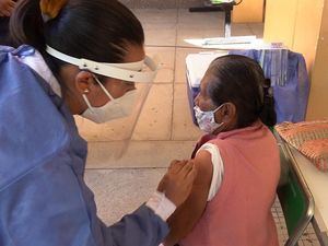 México reporta primer caso mortal por reacción a vacuna en mujer de 75 años