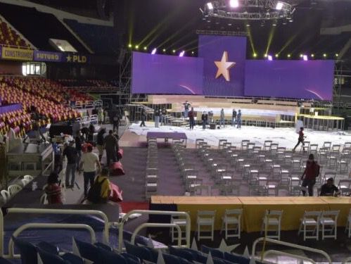 PLD con escenario preparado para cierre de su congreso.