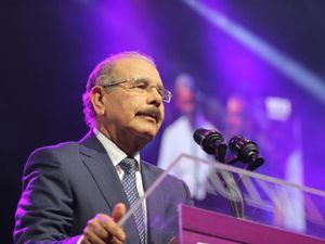 Danilo Medina jura como presidente del PLD en la clausura del IX Congreso Ordinario