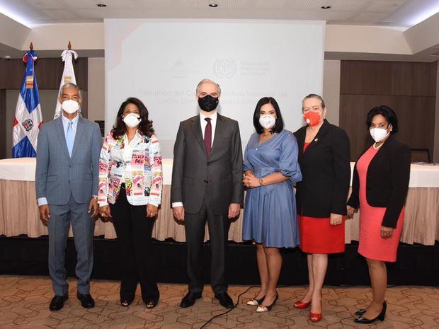 Enemencio Gomera, director Trabajo Infantil del M. de Trabajo; Paula Disla, presidenta de CONANI, Luis Miguel De Camps, ministro de Trabajo, Mayrenis Corniel viceministra para sectores vulnerables y políticas de prevención de Trabajo Infantil; Mirian Guzmán Viceministra para Desarrollo Rural de Agricultura y Ana Lucía Méndez del departamento de Desarrollo Rural Agricultura.