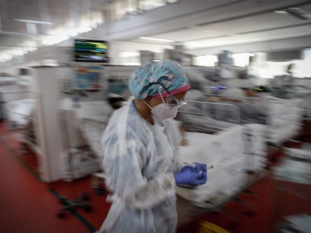 A Personal médico trabaja en la UCI del Hospital de M'Boi Mirim, en un suburbio de Sao Paulo.