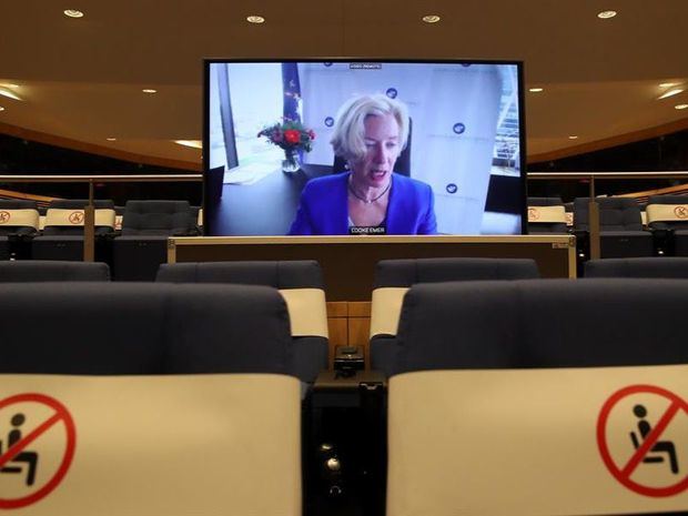 En una rueda de prensa por videoconferencia desde Ámsterdam, la directora ejecutiva de la EMA, Emer Cooke, aseguró que los científicos europeos se toman “muy en serio la seguridad” de las vacunas.