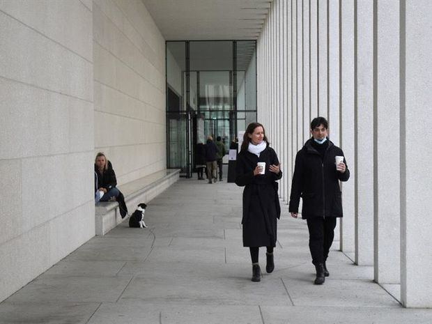 Una pareja paseaba por la James Simon Galerie de Berlín, este martes. Los Museos Nacionales de Berlín, entre los que se encuentran la Antigua Galería Nacional y el Museo de las Culturas Europeas, han vuelto a abrir sus puertas, dentro del plan de levantamiento gradual de las restricciones y en medio de cierto escepticismo ante un nuevo repunte de los contagios por coronavirus.