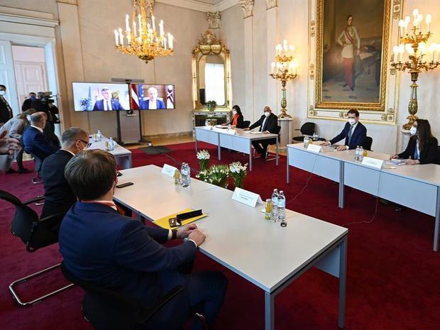Vista de la reunión celebrada hoy en Viena a la que han asistido el canciller austriaco, Sebastian Kurz y los primeros ministros de Bulgaria, República Checa, Letonia, Eslovenia y Croacia, para analizar la distribución de las vacunas anti-covid 19.