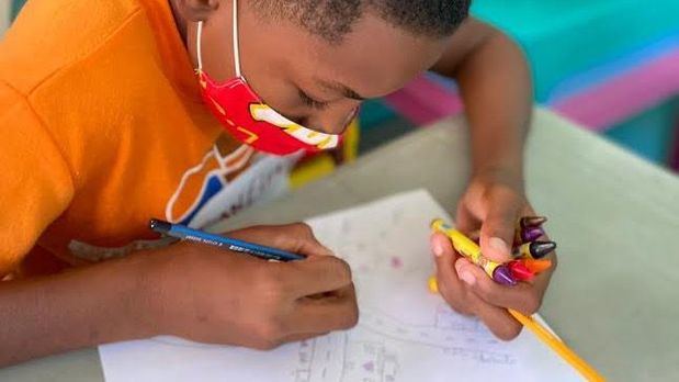 Los niños y niñas han perdido más de la tercera parte de su año escolar a causa de la pandemia.