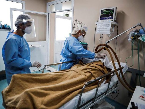 Una médica asiste a una paciente internada en una Unidad de Cuidados Intensivos en la ciudad de Porto Alegre, Brasil.