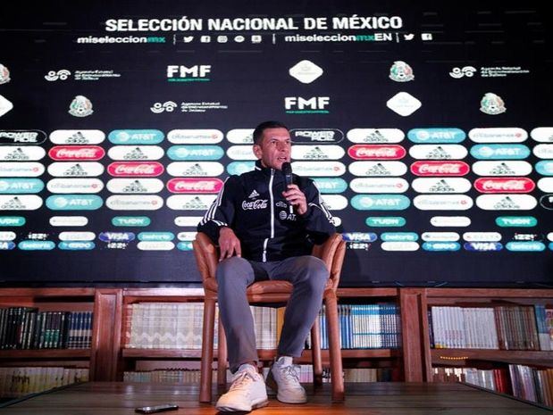 El técnico de la selección sub-23 de México, Jaime Lozano, habla durante una rueda de prensa en Ciudad de México, México.