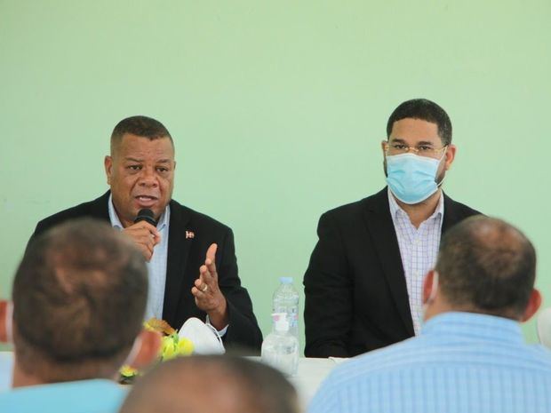 Viceministro de Acreditación y Certificación Docente, Rafael Alcántara, y el presidente de la Comisión Presidencial de Apoyo al Desarrollo Provincial, Ángel de la Cruz Hernández.