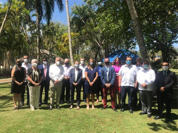 Participantes en el encuentro con embajadora de Canadá.