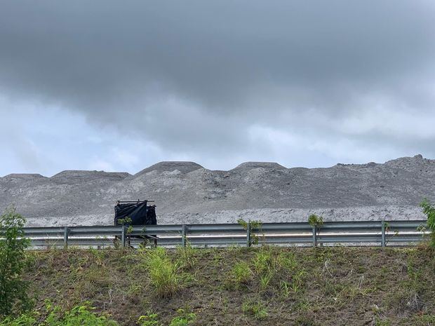 Vuelven las nubes de gases tóxicos sobre Baní.