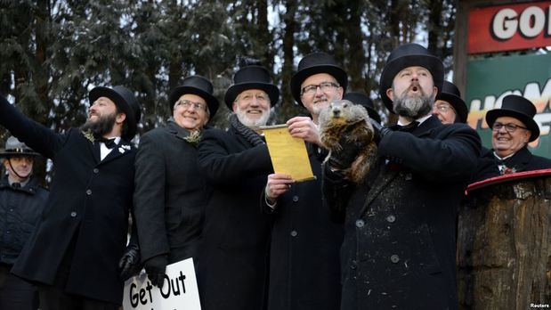 Los miembros de Groundhog Club Inner Circle se preparan para entregar el pronóstico de Punxsutawney Phil a la multitud en el 133º Día de la Marmota en Punxsutawney, Pennsylvania, EE. UU.
