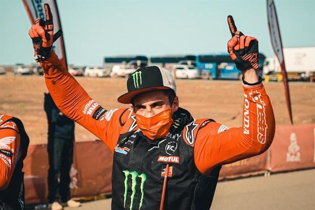 El piloto argentino Kevin Benavides, ganador del Dakar 2021 en la categoría de motos, fotografiado este viernes en Yeda, Arabia Saudí.