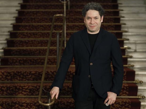 El aclamado director Gustavo Dudamel, posa durante la presentación este lunes en el Gran Teatre del Liceu.
