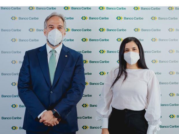 Dennis Simó Álvarez, presidente ejecutivo de Banco Caribe y Karina Vásquez, representante en el país de Oikocredit.