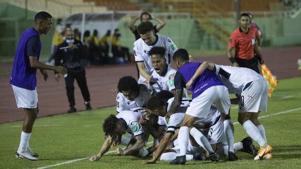 Jugadores dominicanos celebran tras anotar un gol hoy, durante un partido de las eliminatorias del Mundial de Catar 2022 entre las selecciones de República Dominicana y Dominica, en el estadio Félix Sánchez de Santo Domingo, República Dominicana.