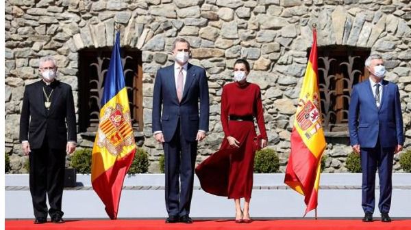 Los reyes Felipe y Letizia junto al arzobispo de Urgell, Joan Enric Vives (i), y  el representante de Francia, Patrick Strzoda (d), posan ante la Casa de la Vall, a su llegada Andorra la Vella, en el primer día de su visita de Estado de dos días a Andorra, la primera que protagoniza un monarca español al país pirenaico. 