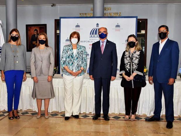 María Elena Aguayo, de la emisora Raíces; Ana Figueiredo, presidenta de Altice Dominicana; la ministra de Cultura, profesora Carmen Heredia de Guerrero; Gianluca Grippa, embajador de la Unión Europea en la República Dominicana; la profesora Margarita Miranda de Mitrov, presidenta de la Fundación Sinfonía, Inc., y Alberto Rincón, director de la Orquesta Sinfónica Nacional Juvenil. 