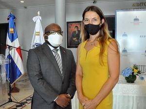 El embajador de Haití, Smith Augustin, y Marie-Pierre Delbosc, consejera de Cooperación y Acción Cultural de la Embajada de Francia.