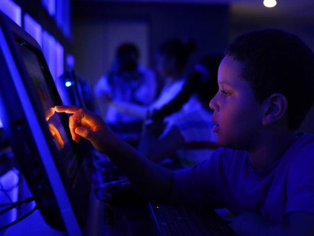 Un niño utiliza un computador en el Centro Cultural de las Telecomunicaciones de Santo Domingo.