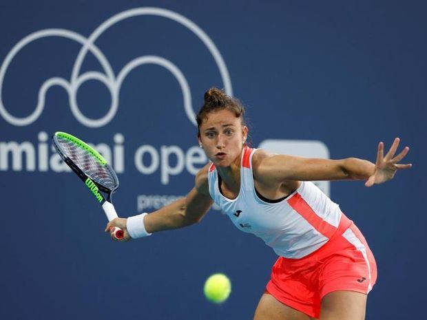 La tenista española Sara Sorribes Tormo fue registrada este viernes al devolverle una bola a la estadounidense Jennifer Brady, durante un partido de la segunda ronda del Abierto de Miami, en Miami Gardens, Florida, EE.UU.