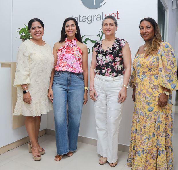 Gabriela Salazar, Alexandria Salazar, Norka Diaz y Lourdes Estrella.