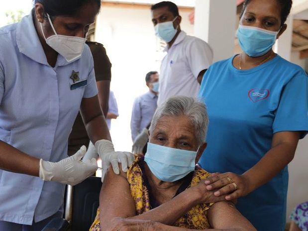 Una mujer mayor recibe su vacuna contra el COVID-19 en Sri Lanka.