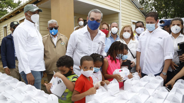 El presidente Luis Abinader entregó cinco viviendas reconstruidas en la comunidad de Sabaneta, Callejón Matanza, en La Vega.