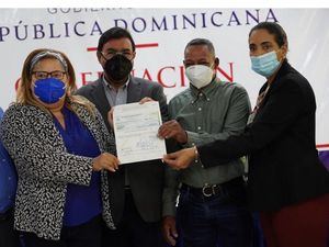 Consejo Los Toros entrega RD$1 millón a la Asociación de Agricultores La Esperanza