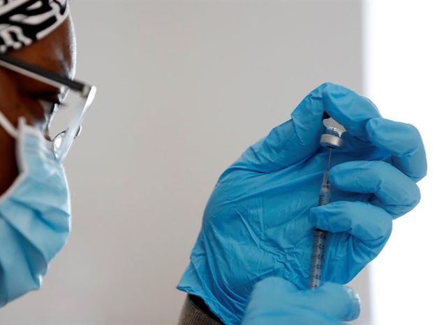 Personal de salud prepara una jeringa con la vacuna Pfizer contra el covid-19 en el Hospital Comunitario Martin Luther King Jr. en California, EE. UU., el 25 de febrero de 2021.