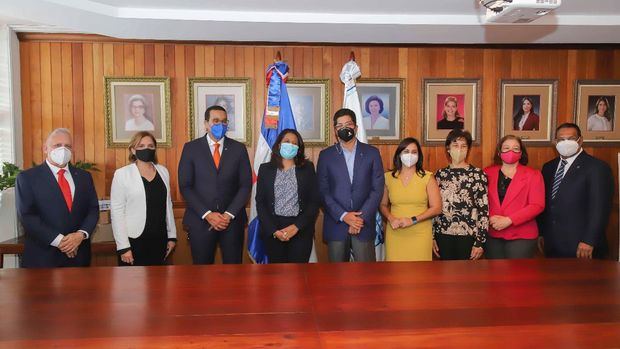 Paula Disla presidenta del Conani y Rafael Izquierdo vicepresidente de Grupo Universal, la señora Rosanna de Madera Gabinete de Niños, Niñas y Adolescentes, Dorina López del Conani,estuvieron acompañados de Wenceslao Soto, Elías Dinzey, Tim Tuccelli, Christy Luciano, y Berenice Méndez.