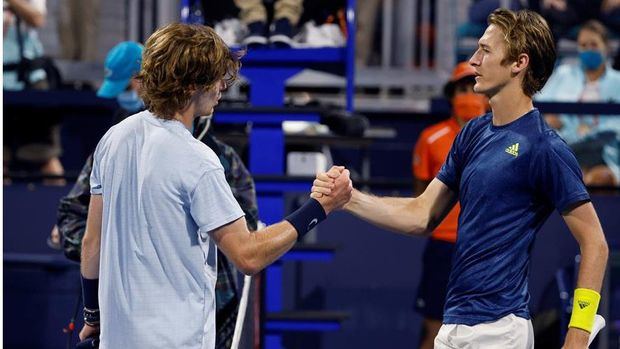 El tenista ruso Andrey Rublev (i) saluda al estadounidense Sebastian Korda (d) tras derrotarlo, este 1 de abril de 2021, en el Masters 1.000 de Miami.