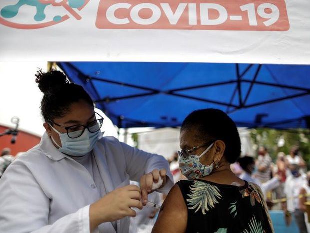 El descontrol del virus coincide con el lento proceso de vacunación en el país de 210 millones de habitantes, donde ha sido vacunado cerca del 10 % de la población.
