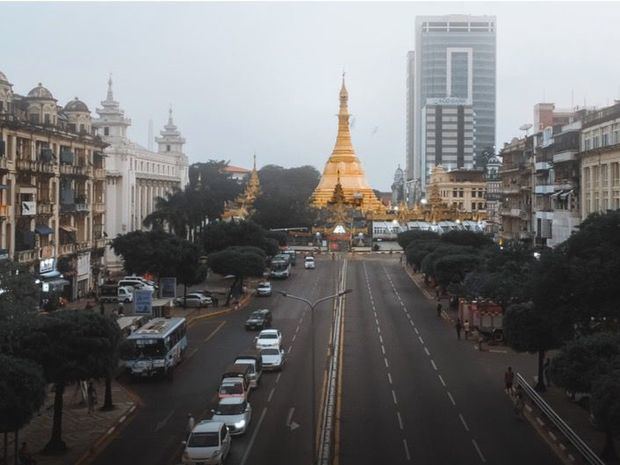 La pagoda Sule en el centro de Yangon, el centro comercial de Myanmar.