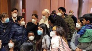 El papa visita a las personas sin hogar que se vacunan en el Vaticano